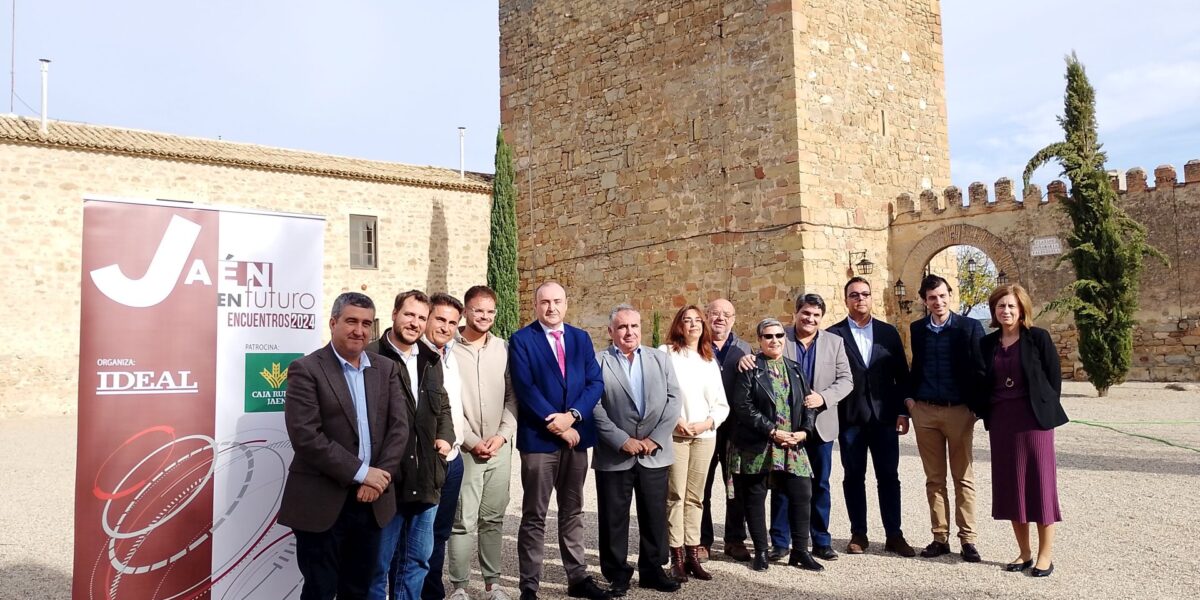 José Luis Adán, Juan Antonio Parrilla, Roque Ruano, Sebastián Lijarcio, Antonio Sánchez, José Antonio López, Josefa Pancorbo, Francisco Guzmán, Manuela Cobo, Manuel Lozano, Francisco García, Jesús Clamaronte y Mª José Jiménez posan en el patio del castillo de Espeluy